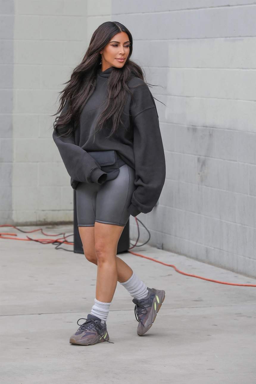 FOTO / Kim Kardashian, apariție bizară pe străzile din Los Angeles. "Soțul meu mi-a ales hainele"