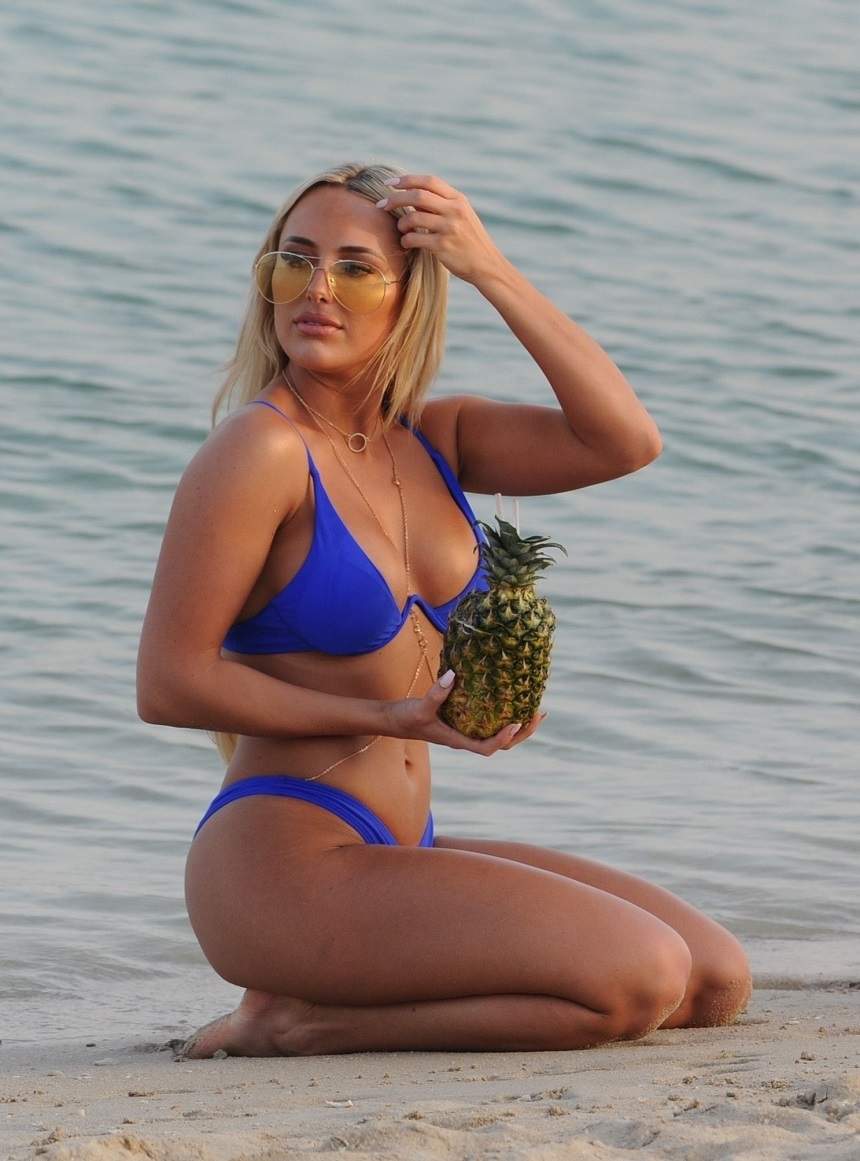 FOTO / Ramâi mut dacă vezi ce show a făcut o cunoscută blondină la plajă! Forme apetisante şi mişcări senzuale