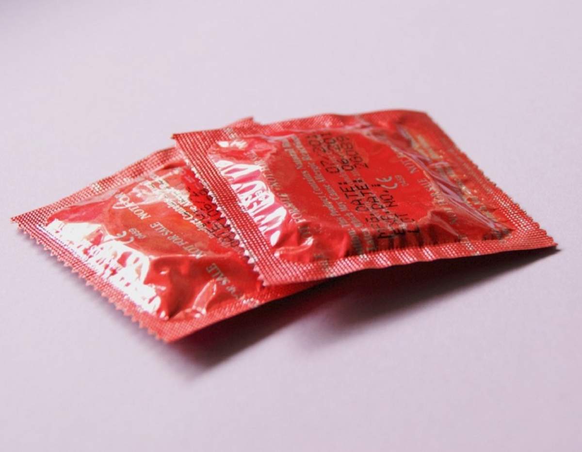 Greșeala pe care o fac mulți bărbați atunci când folosesc prezervativul. Femeile, în pericol!