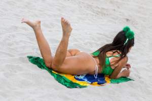 FOTO / Claudia Romani, mișcări lascive și poziții senzuale pe nisip. A arătat tot prin bikini minusculi