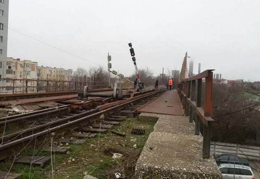 FOTO / Accident feroviar în Constanța! Un tren s-a răsturnat pe un pod