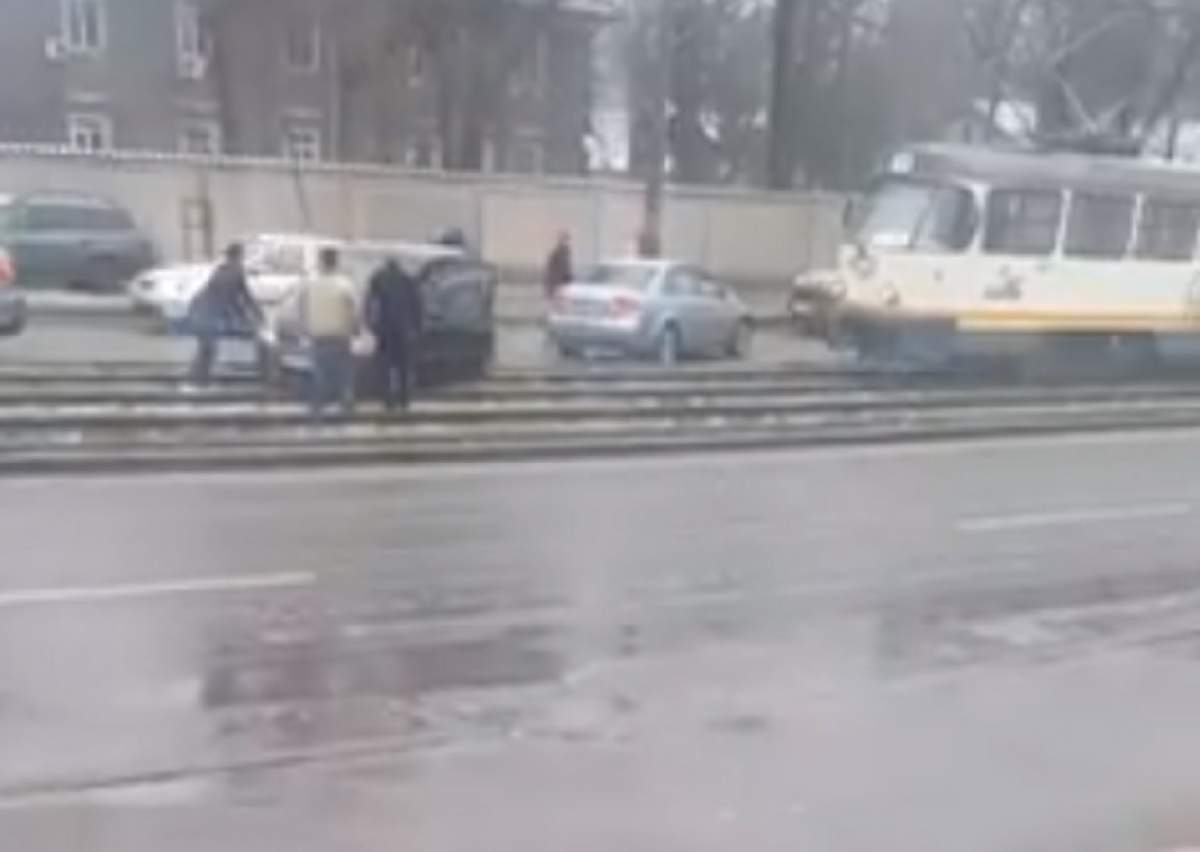 FOTO / Accident în Capitală! O mașină s-a făcut praf pe linia de tramvai