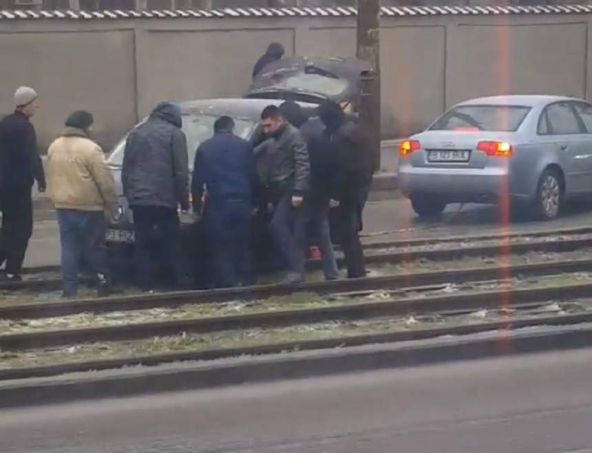 FOTO / Accident în Capitală! O mașină s-a făcut praf pe linia de tramvai