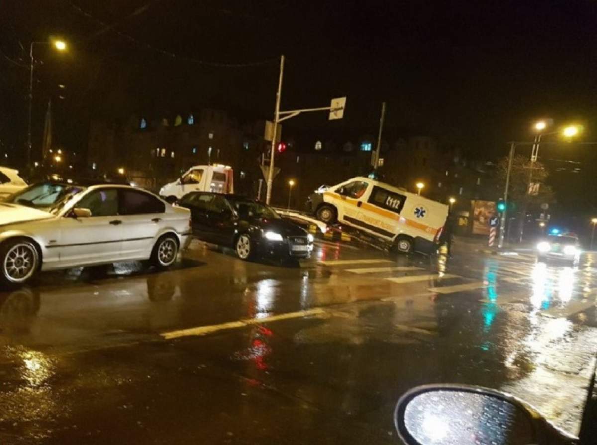 FOTO / Dublu accident de ambulanţă, în Oradea! Şoferii, dar şi un copil care se afla în maşină, au fost răniţi