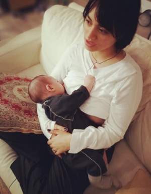 FOTO / Aylin Cadîr, ipostază emoționantă în timp ce-și alăptează bebelușul! "Așa îmi petrec eu timpul"