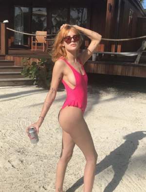 FOTO / Fiica lui Demi Moore și-a expus sânii lăsați la plajă și i-a oripilat pe fani. "Bine că ai costum de baie"
