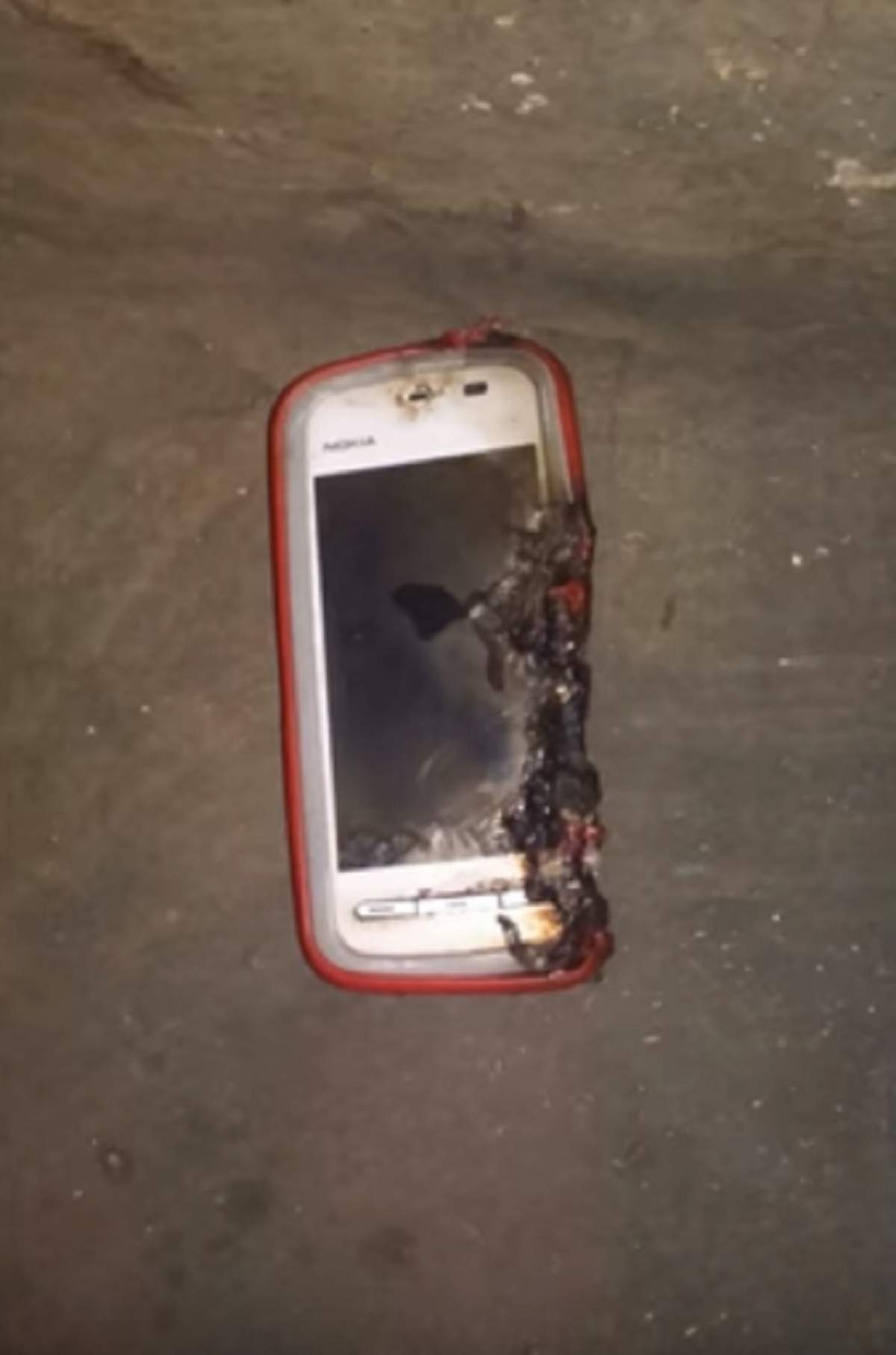 Şocant! Tânără de 18 ani, moartă, după ce telefonul i-a explodat în timpul unei conversaţii