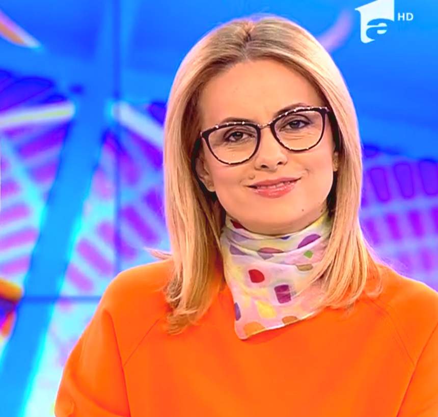 FOTO / Prima apariţie TV a Simonei Gherghe după intervenţia la gât! Aşa a început emisiunea "Acces Direct"