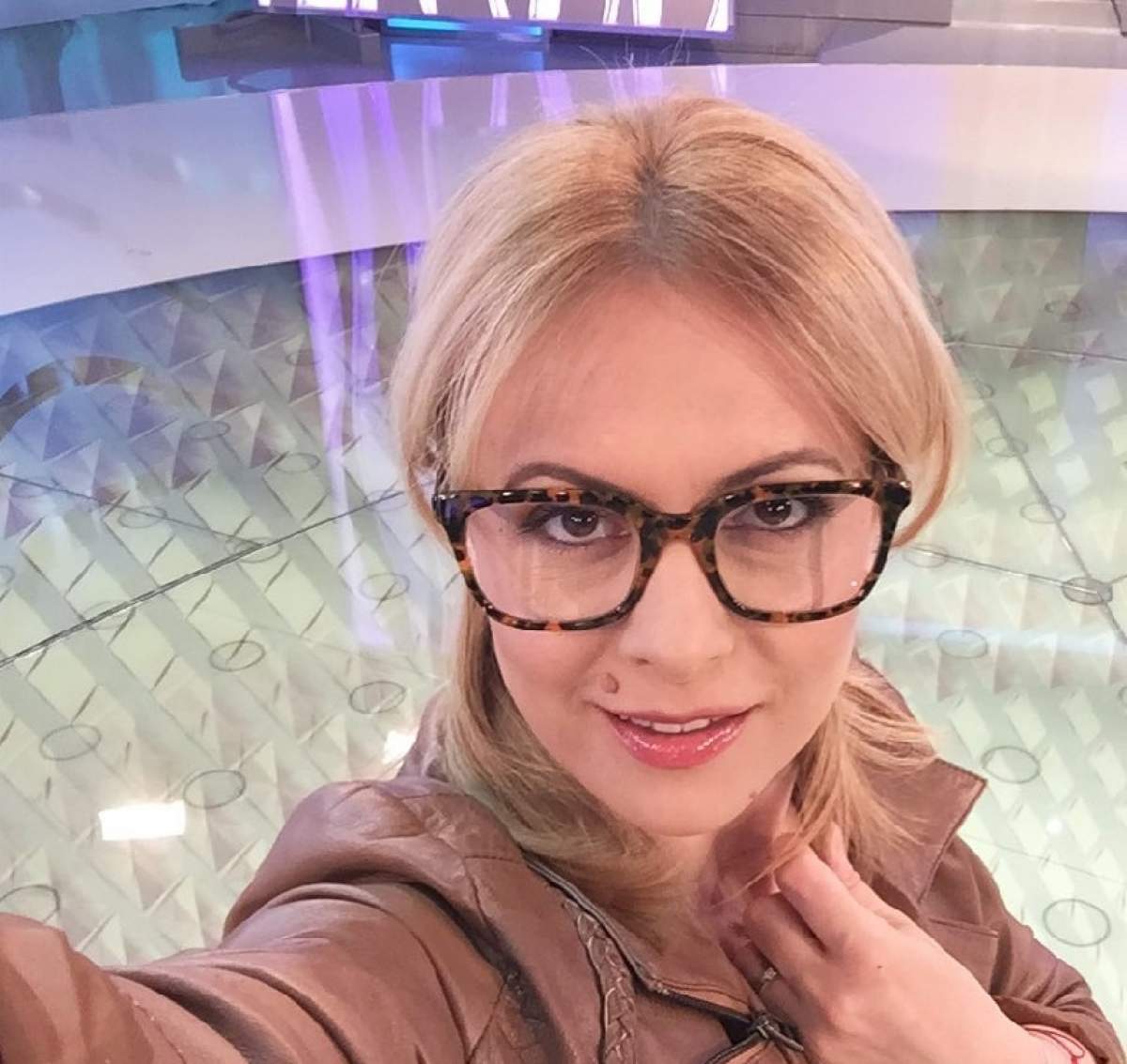 FOTO / Prima apariţie TV a Simonei Gherghe după intervenţia la gât! Aşa a început emisiunea "Acces Direct"