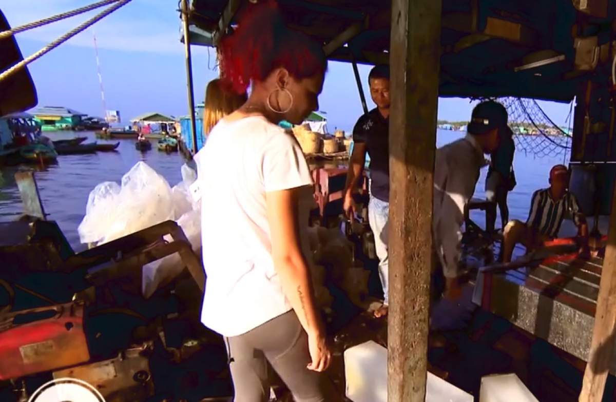 VIDEO / Misiune-surpriză pentru concurenţii "Asia Express"! Trebuie să livreze un colet în satul plutitor de lângă Siem Reap