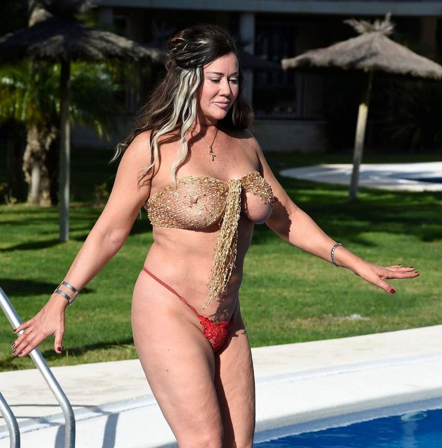 FOTO / Grăsuţă, dar topless şi cu un slip minuscul! O prezentatoare TV, apariţie uluitoare la piscină