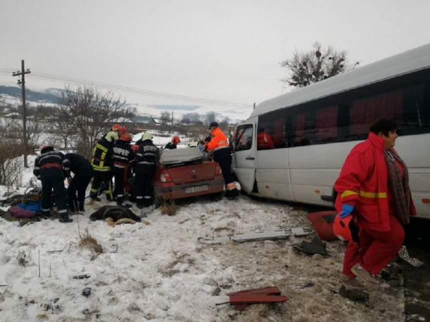 FOTO / Grav accident în Vaslui, între un microbuz şi un autoturism! O femeie a decedat, iar alte trei persoane sunt grav rănite