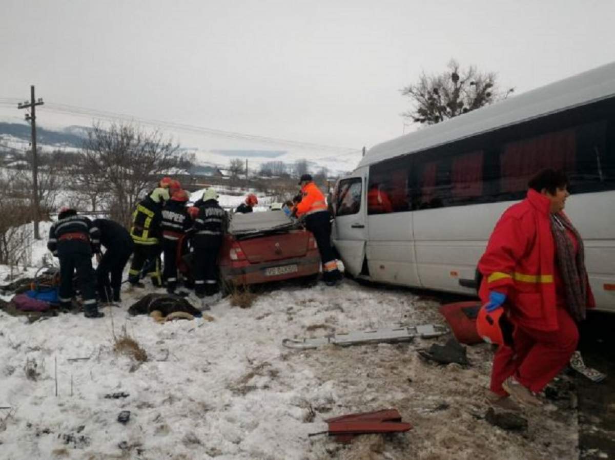 FOTO / Grav accident în Vaslui, între un microbuz şi un autoturism! O femeie a decedat, iar alte trei persoane sunt grav rănite