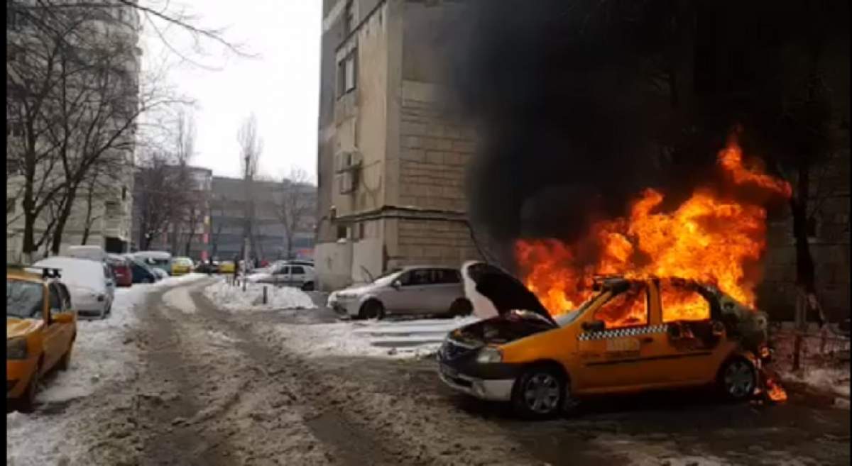 VIDEO / Un taxi a luat foc în Capitală. Pompierii au intervenit de urgență