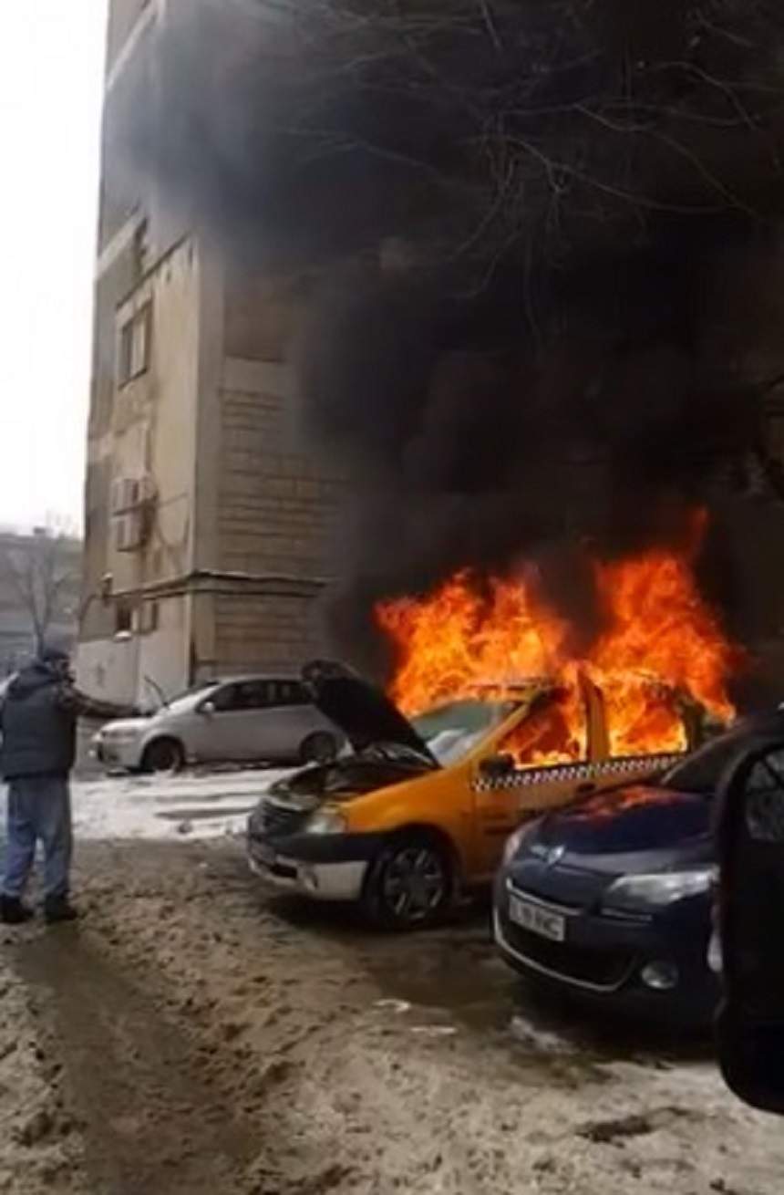 VIDEO / Un taxi a luat foc în Capitală. Pompierii au intervenit de urgență