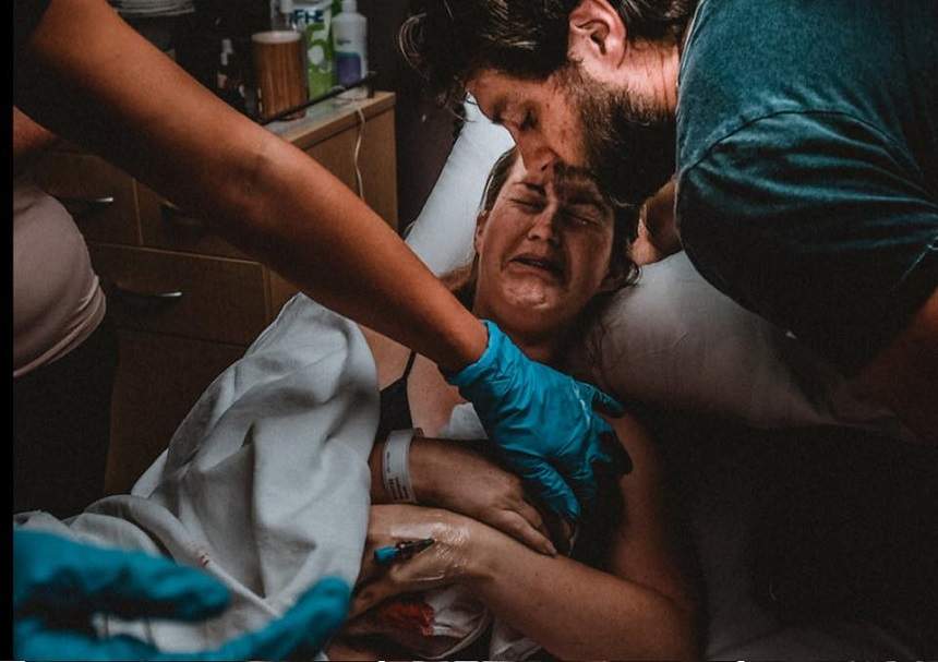 FOTO / Sfâşietor! O mamă a născut la 33 de săptămâni de sarcină, după ce fetusul a murit în pântece. Imaginile îţi frâng sufletul