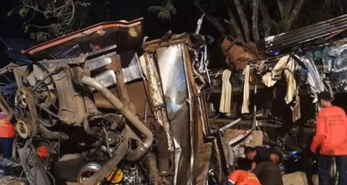 VIDEO / Accident teribil! Un autobuz a fost rupt în două de un camion. 17 oameni au murit, iar 33 sunt răniţi