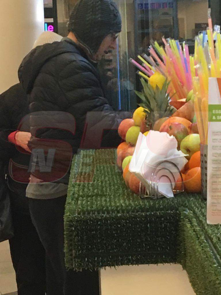 FOTO EXCLUSIV / Copil şi la 65 de ani! Horaţiu Mălăele, pus la punct de mama sa, în văzul lumii!