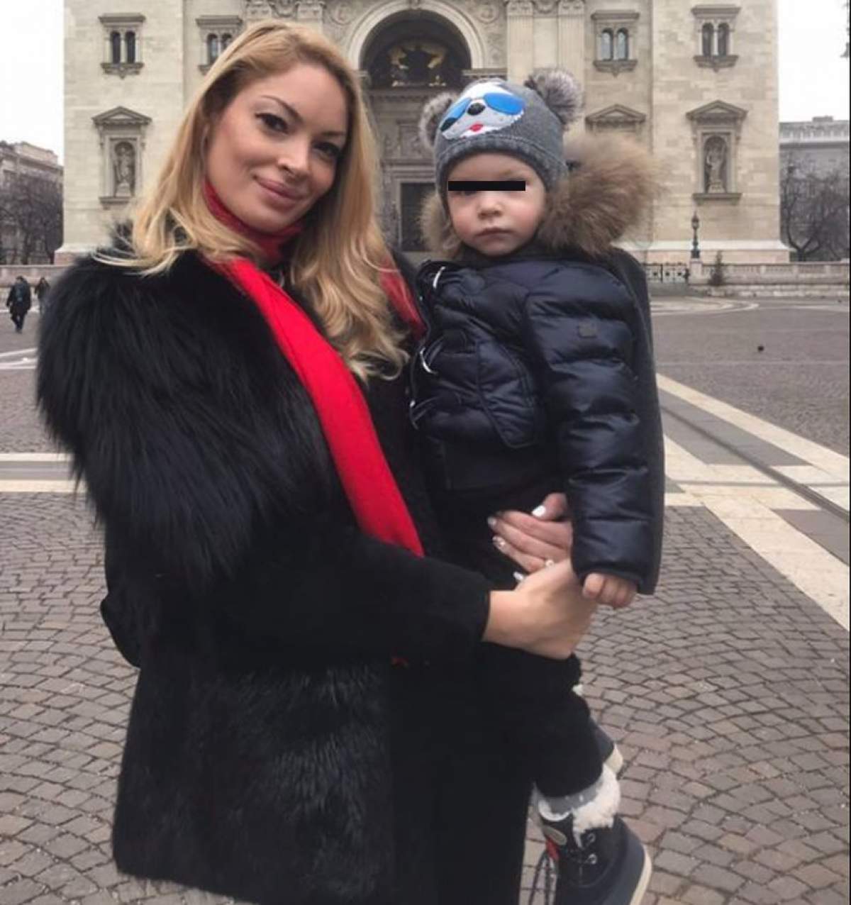 Valentina Pelinel, în stare de orice pentru fiul ei. Frumoasa blondină nu a ţinut cont de nămeţi doar pentru a-i fi bine micuţului său