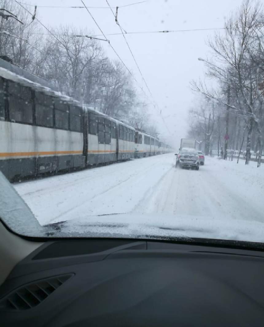 UPDATE: Drumuri blocate, maşini rămase în zăpadă şi oameni care au nevoie de ajutor. O femeie gravidă, salvată de echipajele ISU Argeş