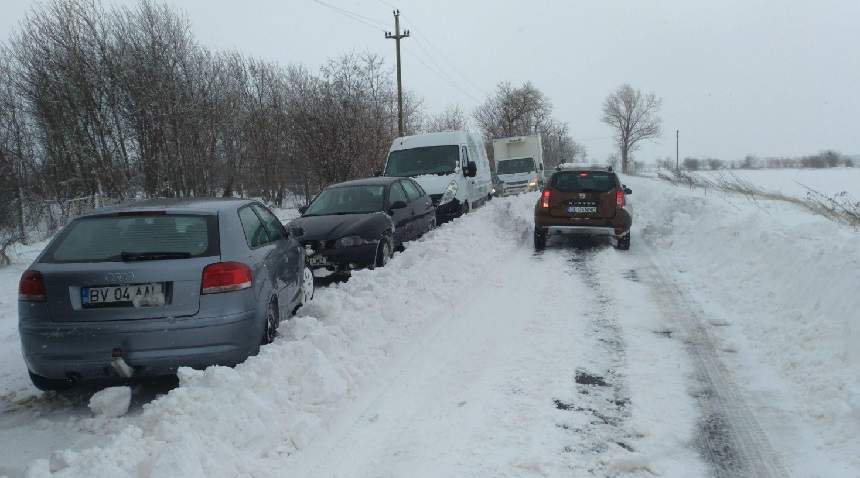 UPDATE: Drumuri blocate, maşini rămase în zăpadă şi oameni care au nevoie de ajutor. O femeie gravidă, salvată de echipajele ISU Argeş