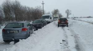 UPDATE: Drumuri blocate, maşini rămase în zăpadă şi oameni care au nevoie de ajutor. O femeie gravidă, salvată de echipajele ISU Argeş