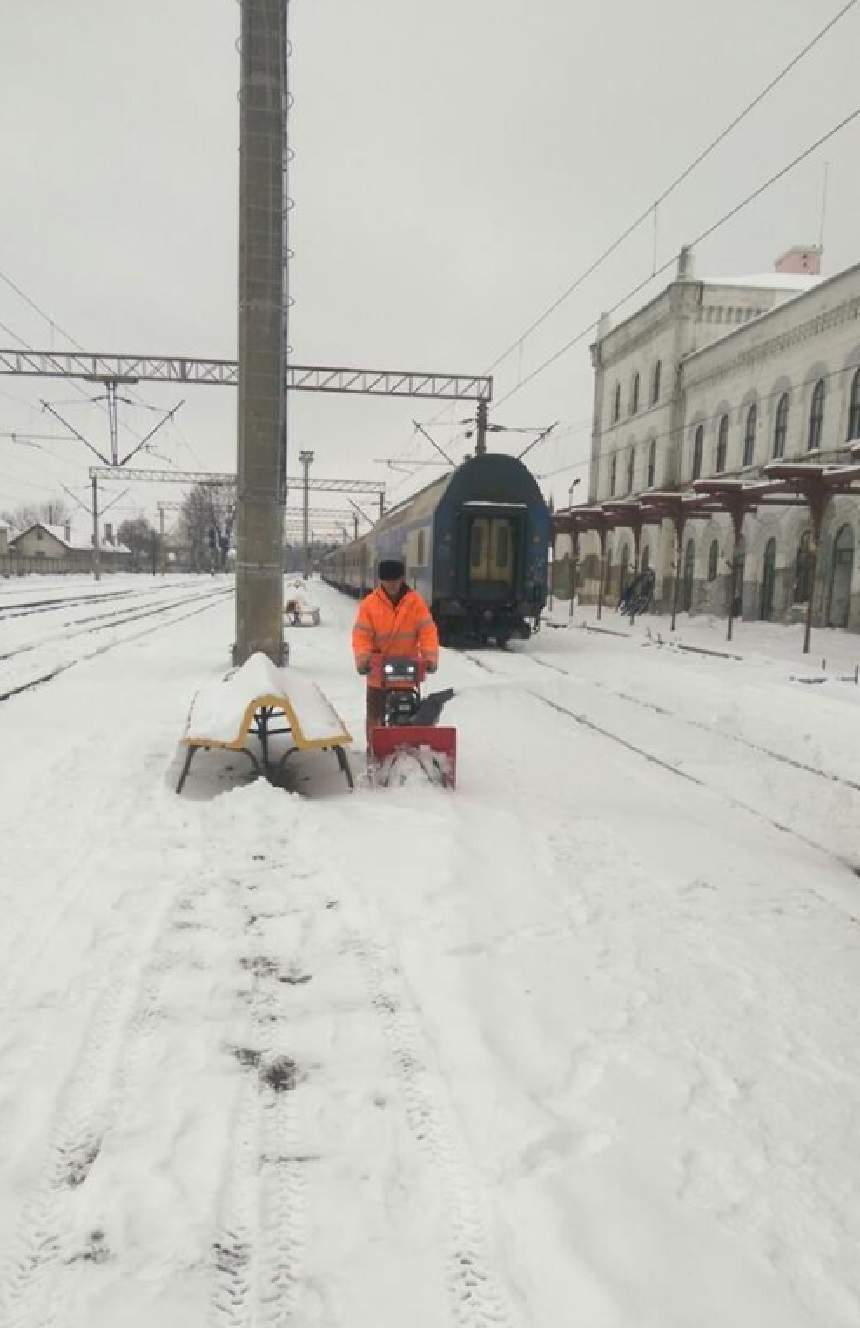 UPDATE: Drumuri blocate, maşini rămase în zăpadă şi oameni care au nevoie de ajutor. O femeie gravidă, salvată de echipajele ISU Argeş