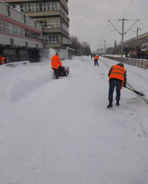 UPDATE: Drumuri blocate, maşini rămase în zăpadă şi oameni care au nevoie de ajutor. O femeie gravidă, salvată de echipajele ISU Argeş
