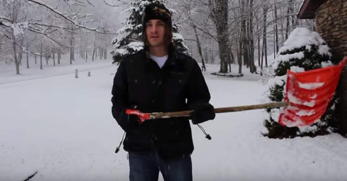 VIDEO / Cum scapi de zăpadă rapid, fără să folosești lopata