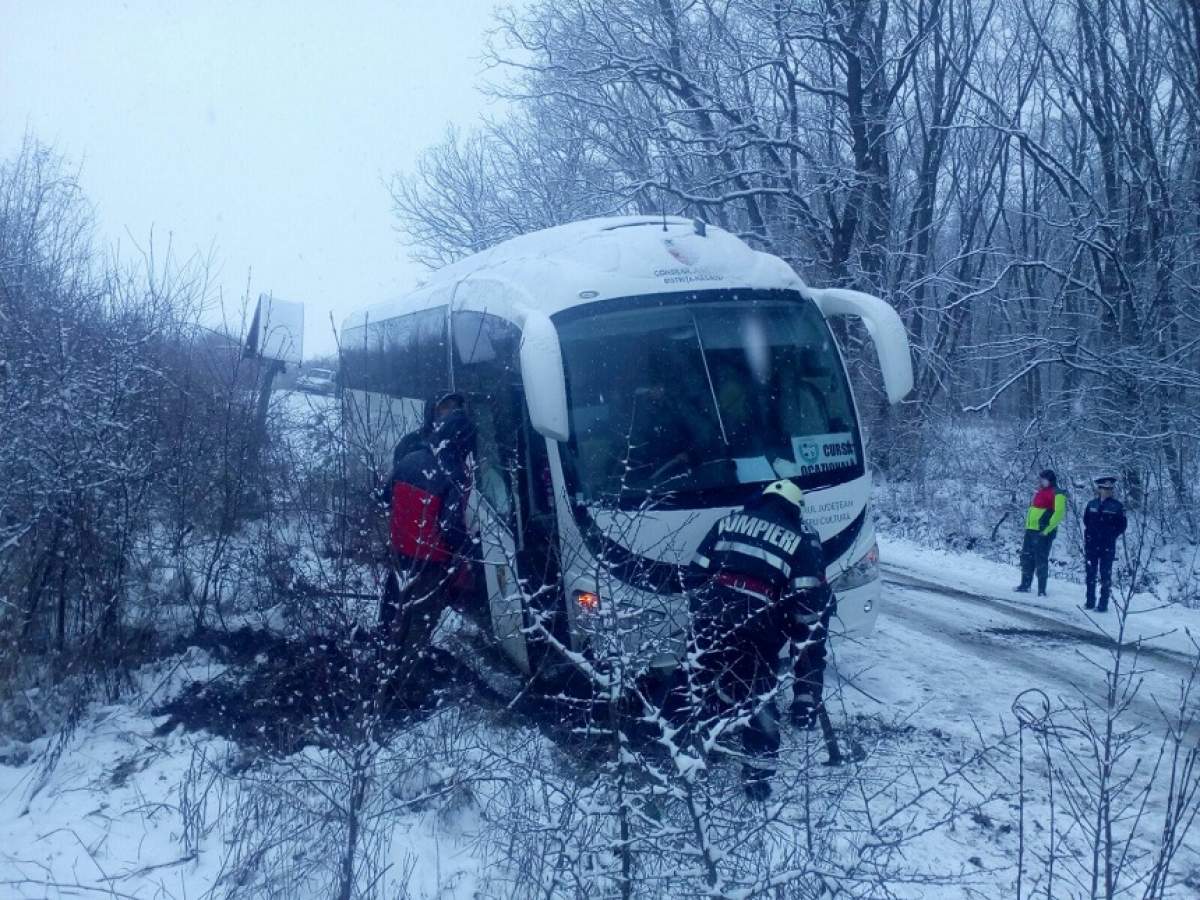 FOTO / Intervenție de urgență în Mureș! Un autocar în care se aflau și 31 de copii a derapat
