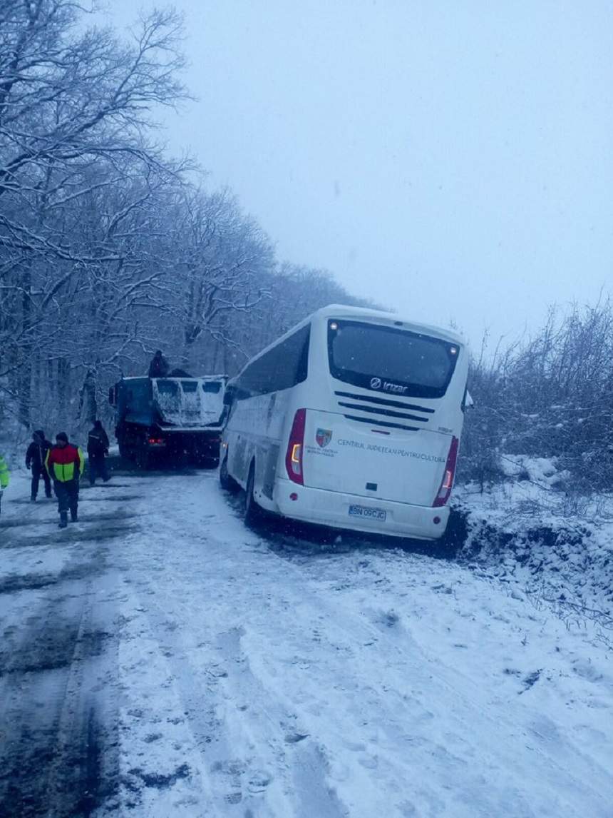 FOTO / Intervenție de urgență în Mureș! Un autocar în care se aflau și 31 de copii a derapat
