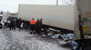 FOTO / Accident groaznic în Suceava! Două camioane și o autoutilitară s-au ciocnit violent. O persoană a murit
