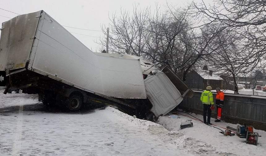 FOTO / Accident groaznic în Suceava! Două camioane și o autoutilitară s-au ciocnit violent. O persoană a murit