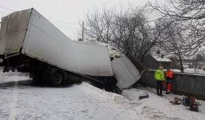 FOTO / Accident groaznic în Suceava! Două camioane și o autoutilitară s-au ciocnit violent. O persoană a murit