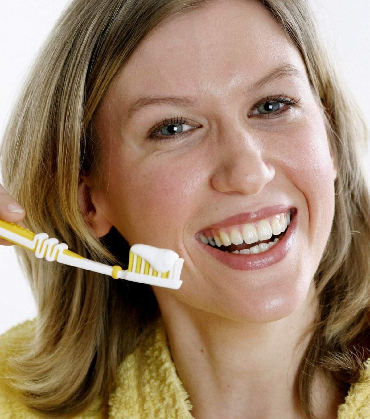 Pasta minune care îți albește dinții în două săptămâni! O poți prepara la tine acasă