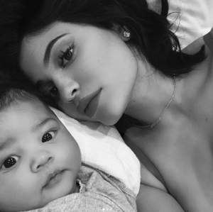 Fetiţa lui Kylie Jenner îi seamănă leit! Imagine de pus în ramă! Fotografia a devenit instant virală