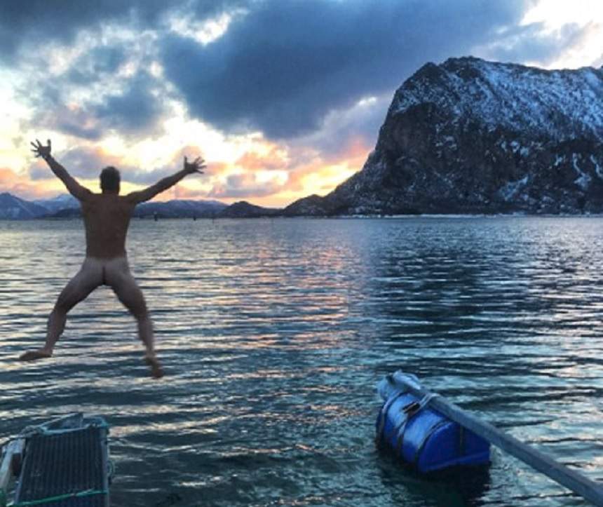 FOTO VIRAL / Un celebru scriitor, gol pușcă pe marginea Oceanului Arctic. "Sper că vă fac să zâmbiți"