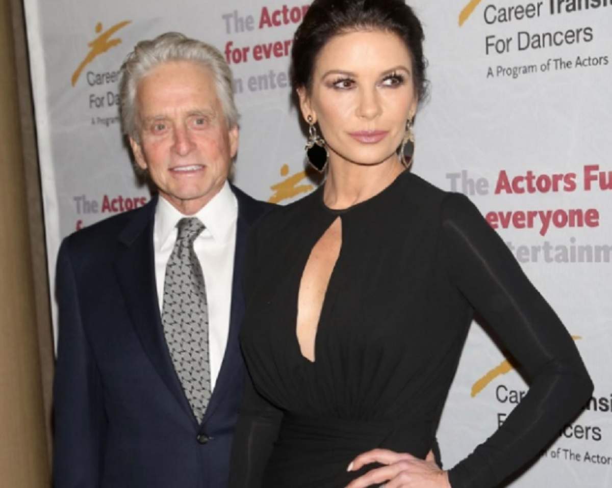 FOTO / Catherine Zeta Jones și Michael Douglas, scene pasionale de iubire în vacanță. După două decenii, se iubesc ca la început