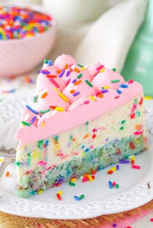 REȚETA ZILEI: Cheesecake cu glazură din gelatină și sirop de vanilie