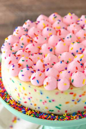 REȚETA ZILEI: Cheesecake cu glazură din gelatină și sirop de vanilie