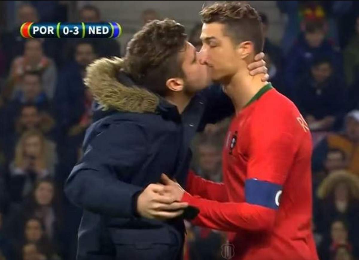 VIDEO / Cristiano Ronaldo, sărutat de un suporter în timpul unui meci. Tot stadionul a încremenit