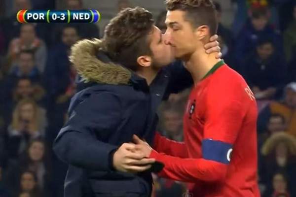 VIDEO / Cristiano Ronaldo, sărutat de un suporter în timpul unui meci. Tot stadionul a încremenit