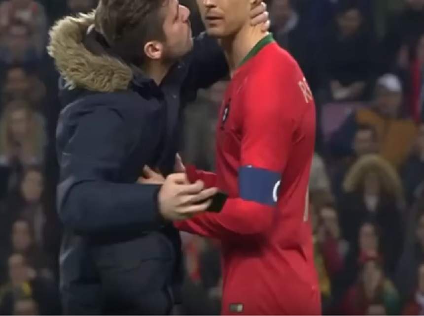 VIDEO / Cristiano Ronaldo, sărutat de un suporter în timpul unui meci. Tot stadionul a încremenit