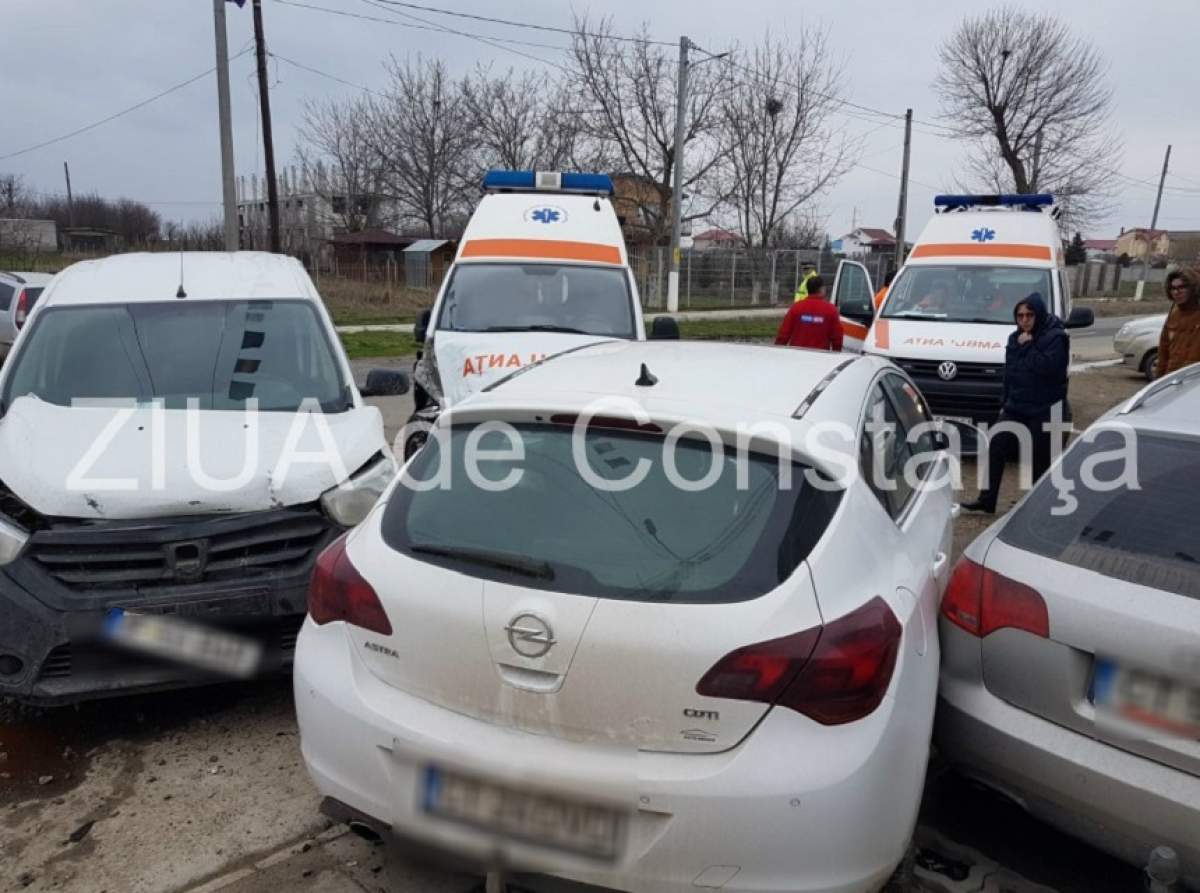 VIDEO / Carambol în Constanţa! O ambulanţă care transporta un pacient şi mai multe autoturisme s-au ciocnit