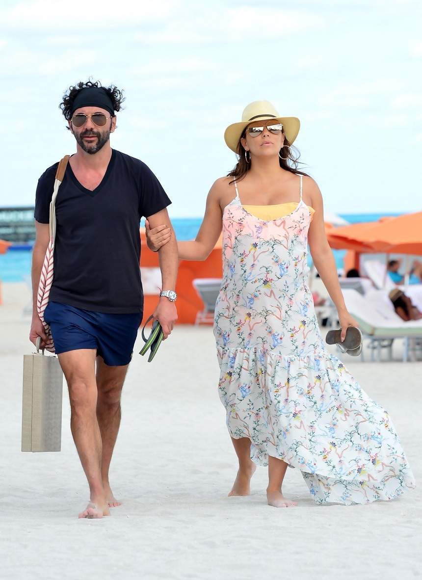 FOTO / Mai are puțin și naște, dar nu renunță la plajă. Eva Longoria și-a etalat burtica de gravidă și kilogramele în plus