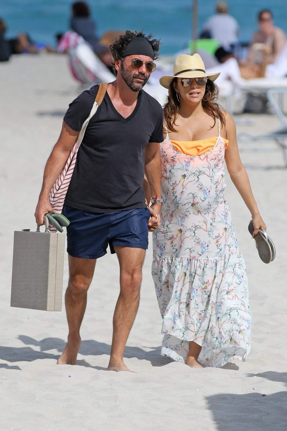 FOTO / Mai are puțin și naște, dar nu renunță la plajă. Eva Longoria și-a etalat burtica de gravidă și kilogramele în plus