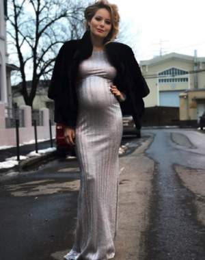 FOTO / Prima poză cu graviduța Laura Cosoi, îmbrăcată într-o rochie mulată pe corp."În sfârșit, în toată splendoarea"