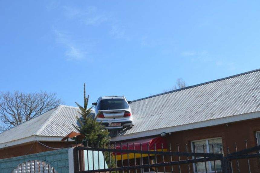 IMAGINEA ZILEI! Un constănţean şi-a montat o maşină pe acoperişul casei