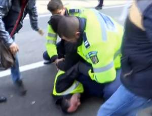 VIDEO / Incident șocant în Capitală! Un bărbat înarmat cu un cuțit a amenințat că se sinucide