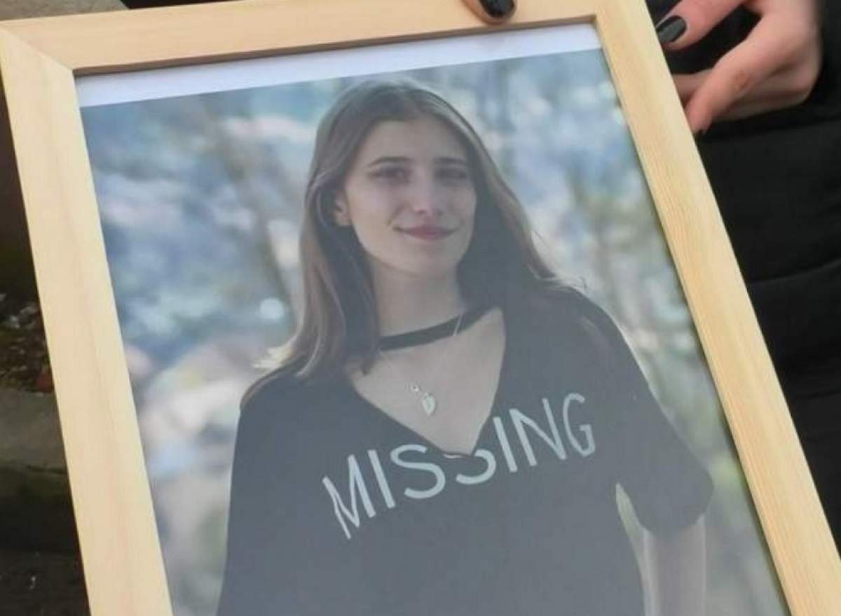 Imaginile durerii! Colegii fetei de 18 ani, ucisă de propriul tată, devastaţi de durere la morgă! Curg râuri de lacrimi
